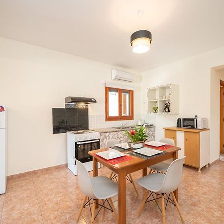 Afroditi Holiday Home - Yellow Apartment Svoronata Extérieur photo