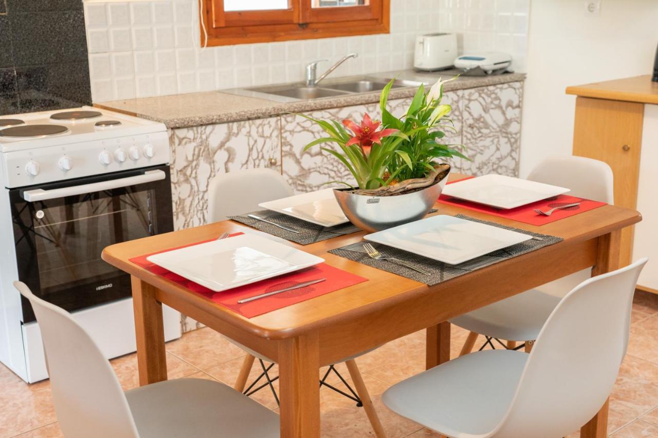 Afroditi Holiday Home - Yellow Apartment Svoronata Extérieur photo