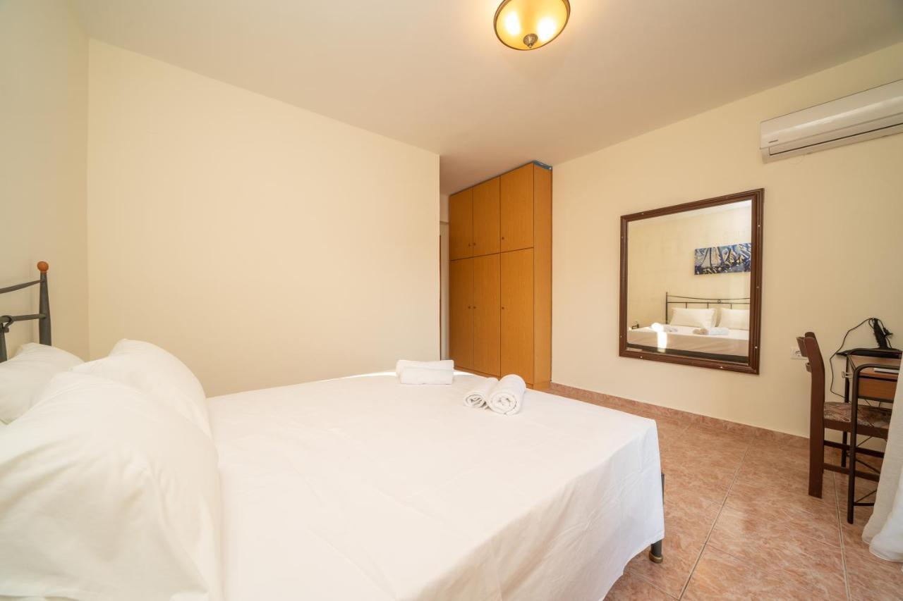 Afroditi Holiday Home - Yellow Apartment Svoronata Extérieur photo