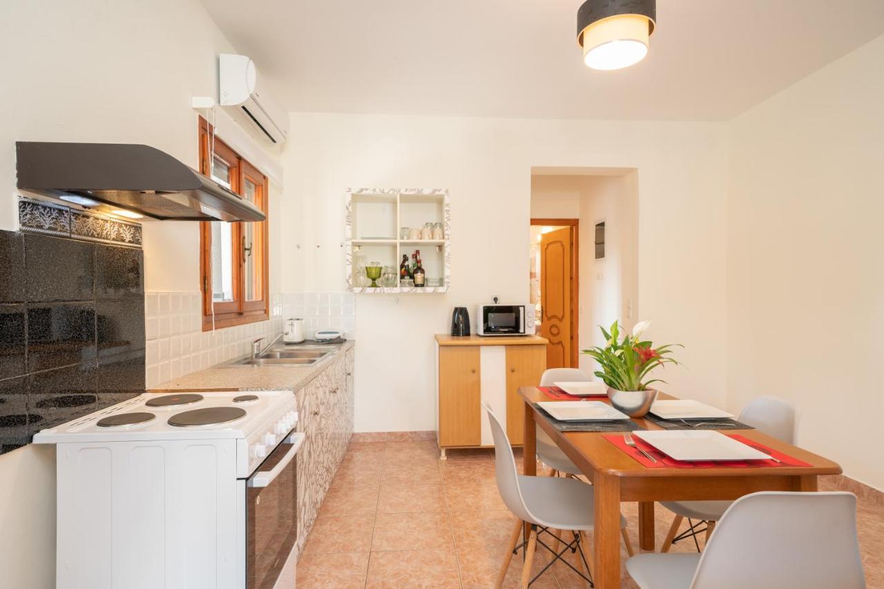 Afroditi Holiday Home - Yellow Apartment Svoronata Extérieur photo
