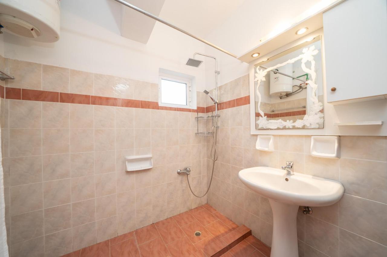 Afroditi Holiday Home - Yellow Apartment Svoronata Extérieur photo