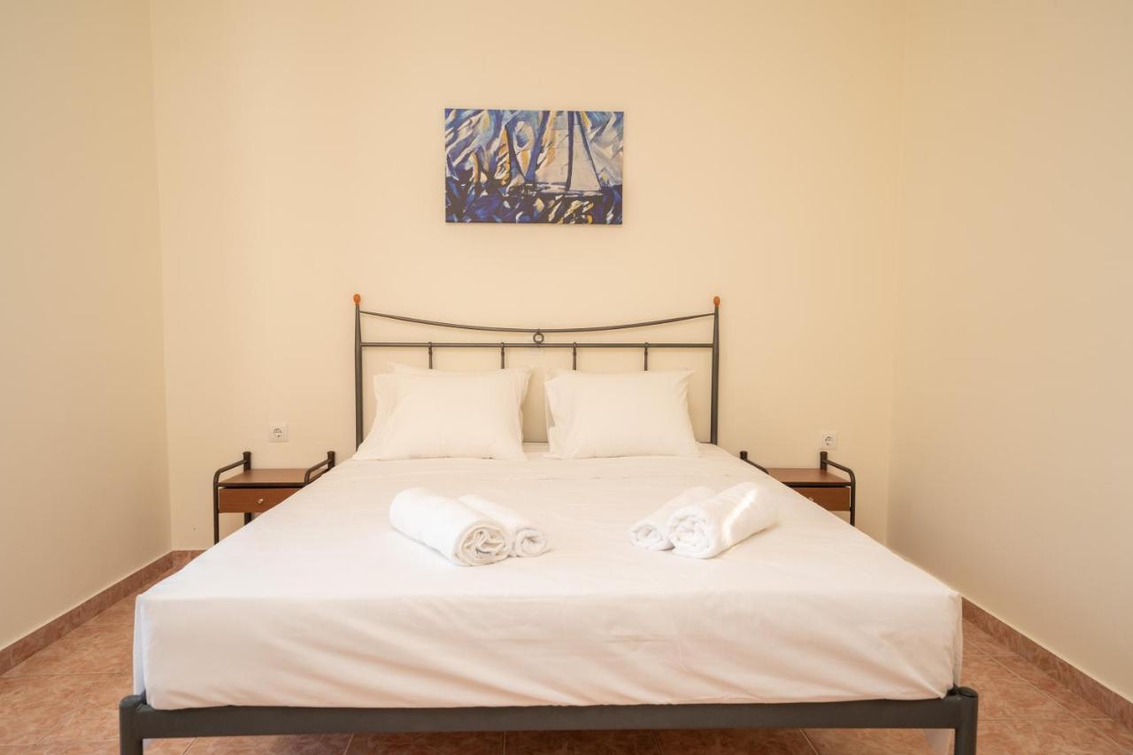 Afroditi Holiday Home - Yellow Apartment Svoronata Extérieur photo